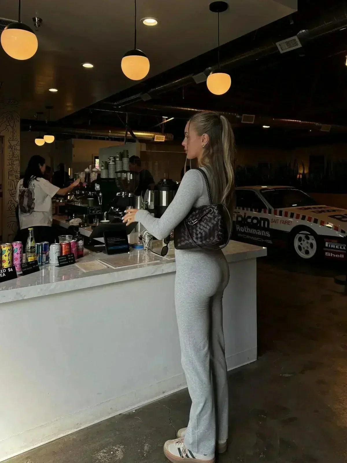 Ovidia – Nauwsluitende top en high-waist uitlopende broek – Tweedelige set