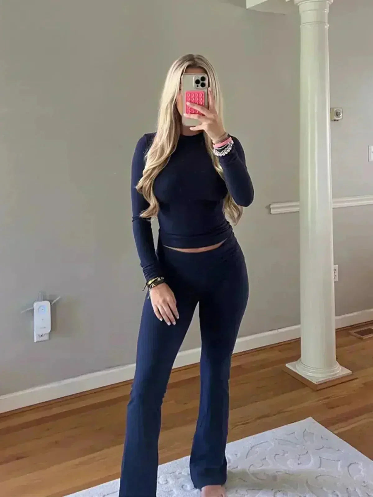 Ovidia – Nauwsluitende top en high-waist uitlopende broek – Tweedelige set